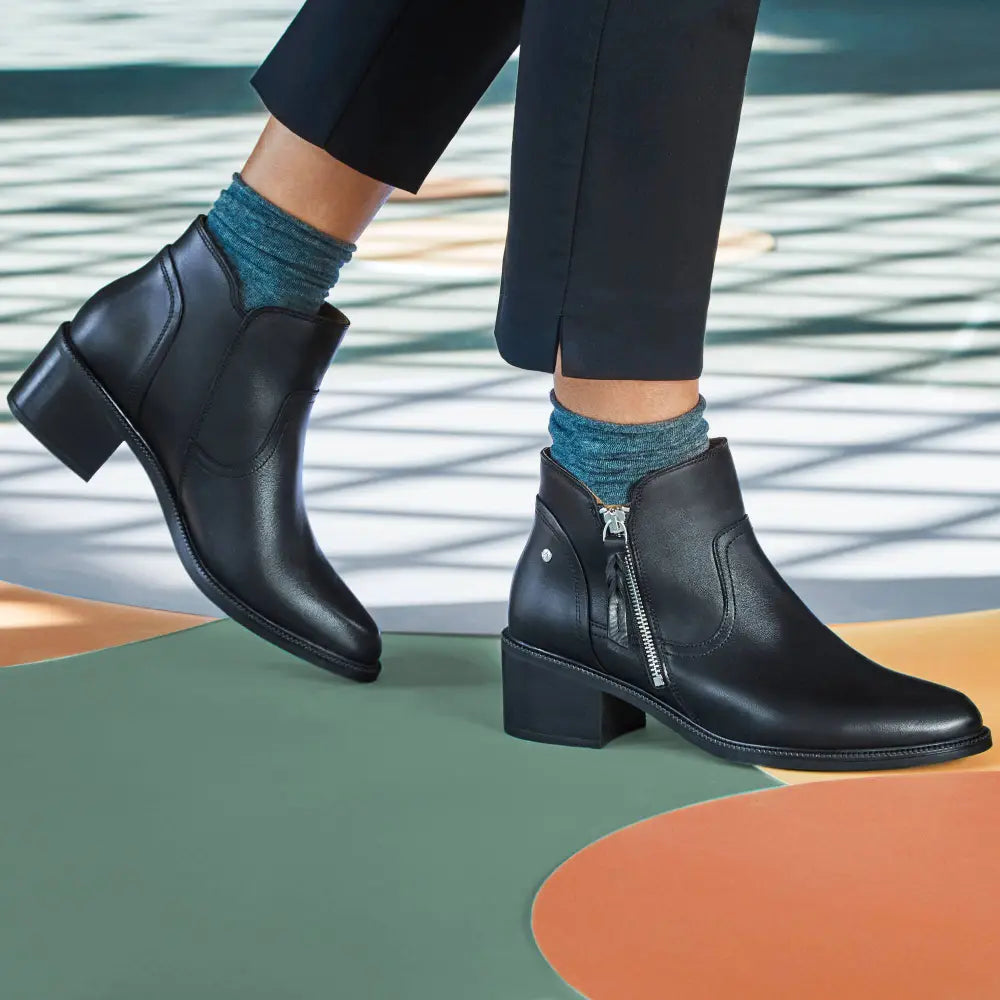 BACAROTShort ankle boots with zip