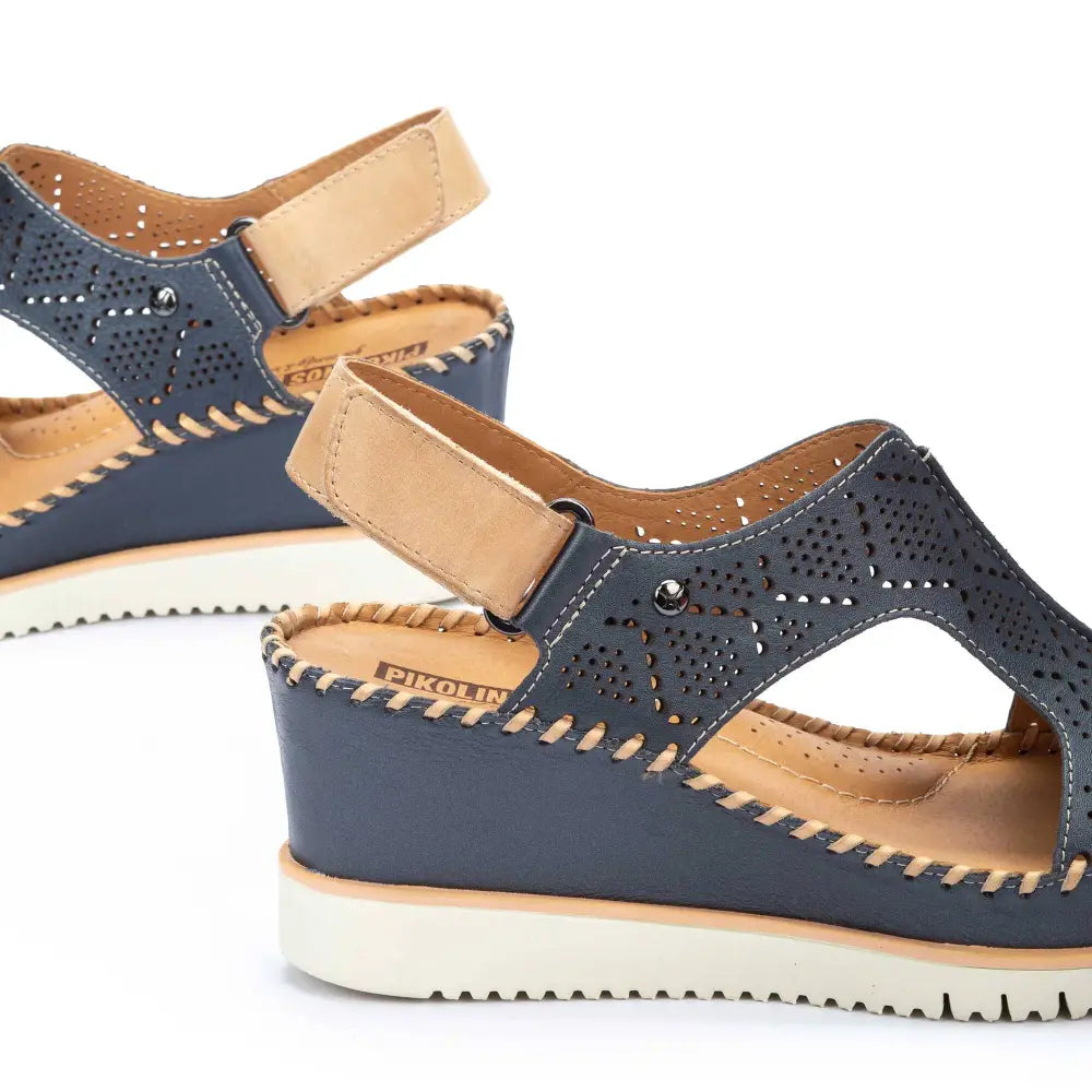 AGUADULCEWomen’s velcro wedges