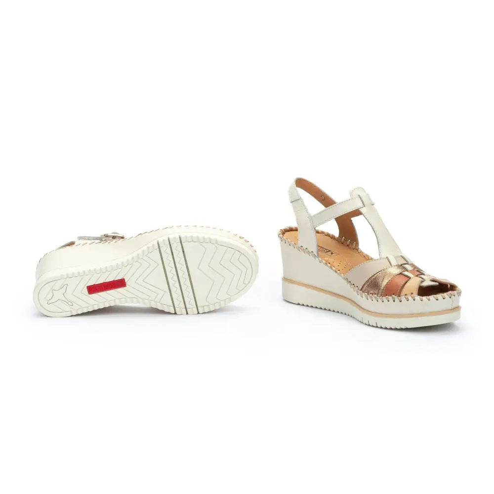 AGUADULCEWomen's wedges with Velcro closure