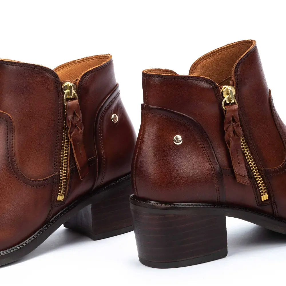 BACAROTShort ankle boots with zip
