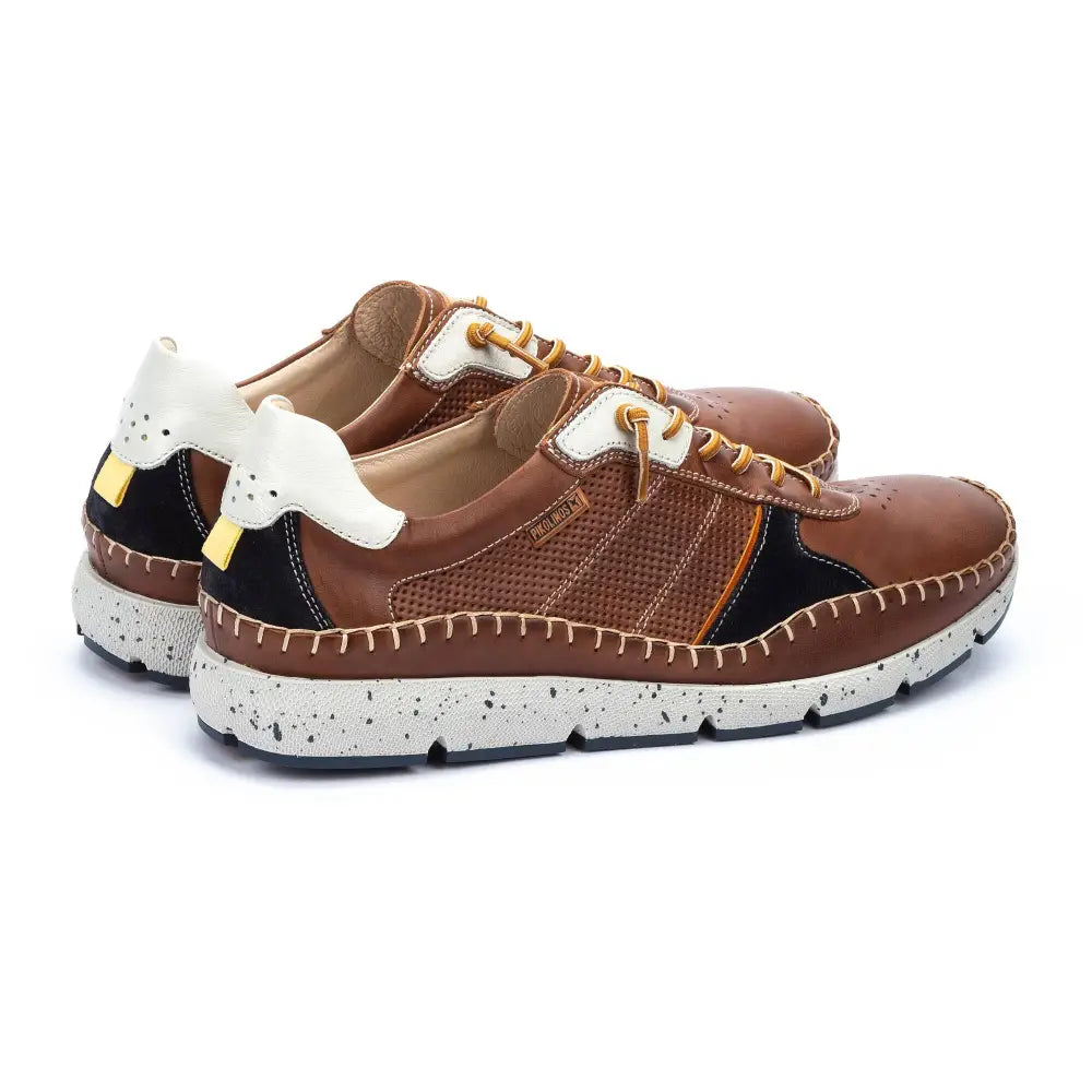 FUENCARRALMen's sneaker with hand-stitched detailing