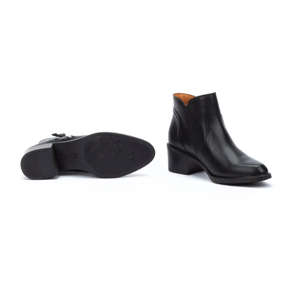 BACAROTShort ankle boots with zip
