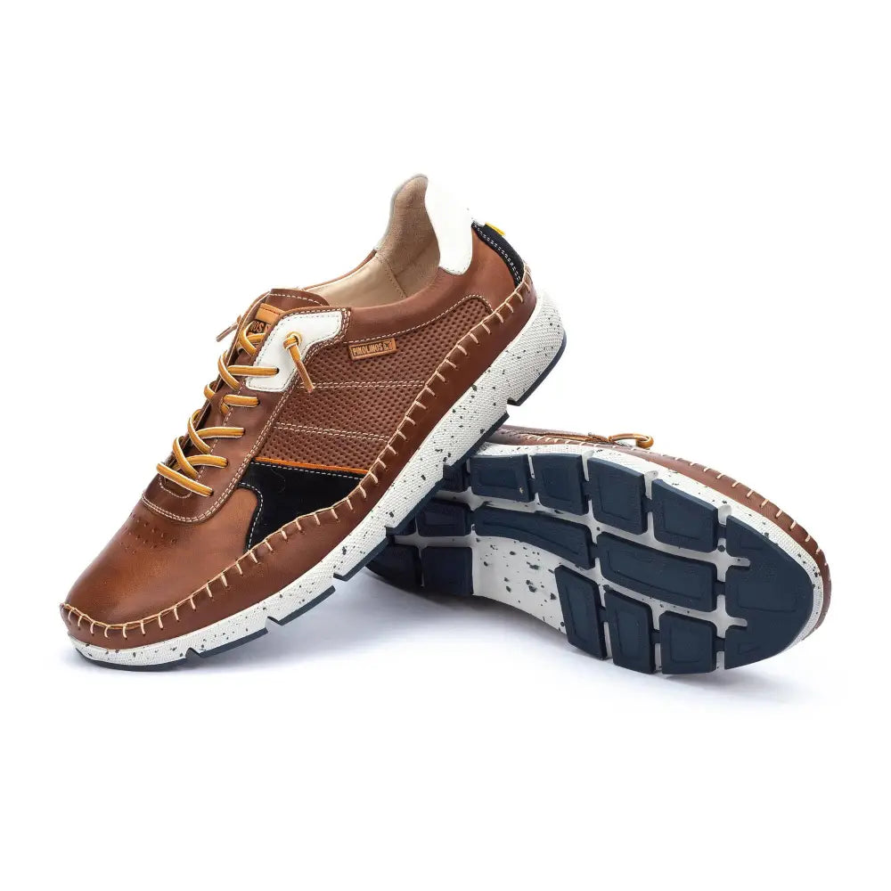 FUENCARRALMen's sneaker with hand-stitched detailing