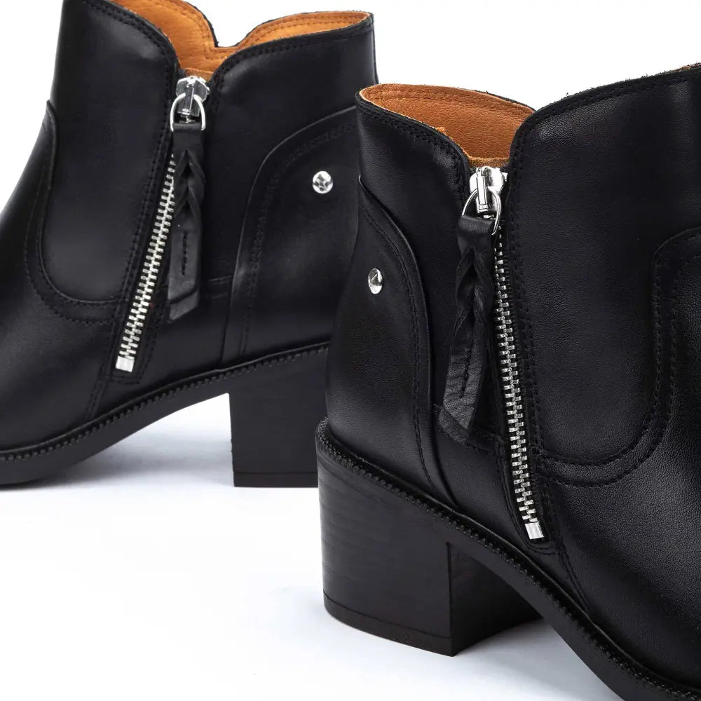 BACAROTShort ankle boots with zip