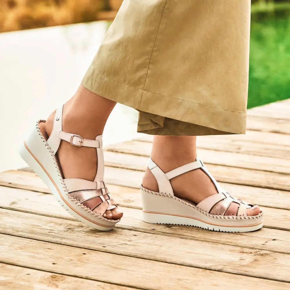 AGUADULCEWomen's wedges with Velcro closure